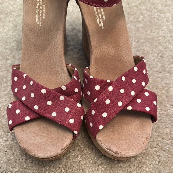 TOMS Women's Burgundy Polka Dot Wedge Cork Sandals 7.5 Open Toe Casual Party - Picture 3 of 10